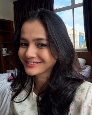 Ezzaty Abdullah Instagram - gambar rare yang ade dalam handphone ni. Setahun sekali je selfie sorang2 ☺️ #pemalu #lowselfesteemissues
btw, lipmatte boleh order dekat tiktok ezzatyco ye
