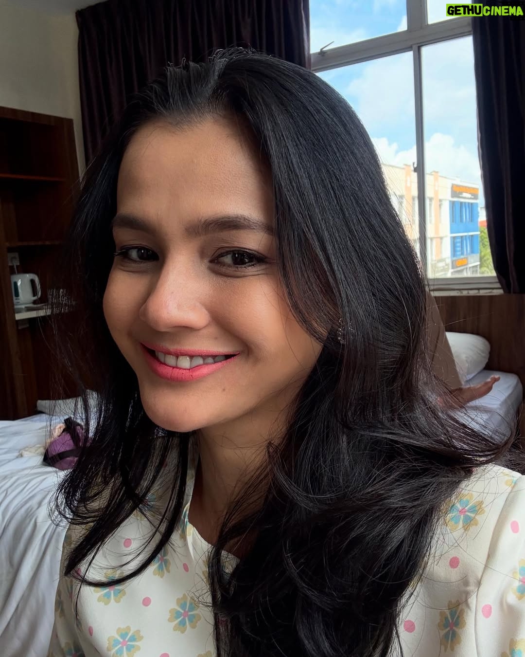 Ezzaty Abdullah - 1.9K Likes - gambar rare yang ade dalam handphone ni. Setahun sekali je selfie sorang2 ☺️ #pemalu #lowselfesteemissues 

btw, lipmatte boleh order dekat tiktok ezzatyco ye