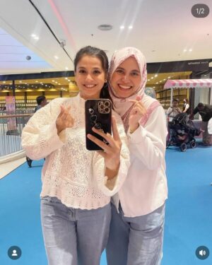 Ezzaty Abdullah Instagram - Lupa nak post birthday wish dekat adik, tempat mengadu masalah, tempat gaduh (macam x pernah je), tempat yang memahami dan boleh jadi diri sendiri dan tempat yang boleh cakap ape je saya nak cakap tanpa dia rasa tersinggung atau saya rasa tersinggung. Alhamdulillah syukur Allah kurniakan adik yang macam dia. the next women i loved the most selepas Ibu n Harum. sebab tu la dari dia belum kahwin sampai skrg, i always spoil her with so many things. sorry! 🤪 selagi kakak hidup, selagi tu ko boleh minta apa je yang kakak mampu ok @balqisabdullah Happy birthday! semoga sentiasa bertambah iman di dada dan sentiasa diberkati Allah❤️❤️❤️
