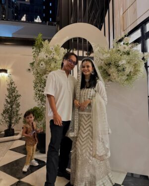 Ezzaty Abdullah Instagram - Kita ber Bole Chudiyan semalam. Alhamdulillah tq @numommalaysia @nadmasrom @talksyusu atas pengiktirafan Anugerah Inspirasi Penyusuan semalam.
Perjalanan menyusukan anak saya mungkin tak sama sgn ibu2 lain. Anak pertama, saya terkena breast abcess sebab Harum taknak direct bf (actually, saya yg kurang ilmu cara menyusukan anak) saya exclusive pump utk Harum. Dgn kekurangan ilmu tentang proses pump susu, saya ade clog duct dekat breast sbb susu tak dipam sampai habis dan terjadi la breast abcess selepas habis pantang 44 hari. Mimpi ngeri tu hanya ibu2 yang pernah merasa je yang tau.
Anak kedua saya pun sama tak nak direct bf sampai bernanah nipple saya sebab nak paksa anak menyusu. sepanjang pantang 44 hari, 37x saya kena bengkak susu sampai menggigil 1 badan dan 4x pegi hospital/klinik. sakit? Yes! tapi saya cuba juga utk pump susu cuma susu memang tak banyak jadi kena campur dgn fm.
Anak ketiga ni saya betul2 nekad, hidup dan mati, saya nak juga susukan anak saya. Banyak saya cari ilmu di internet sampai la saya jumpa kaksyud. Baru saya tau, rupanya ade cikgu yang boleh ajarkan kita cara menyusukan anak. struggle sgt mula2 belajar tu. sebab saya tak sama macam ibu2 lain yang mungkin rezeki mereka mudah utk menyusukan anak. Alhamdulillah lepas kaksyud ajar, saya tak pernah kena bengkak susu yg sampai menggigil 1 badan tu, x pernah lagi nipple bernanah/luka. Happy sgt dgn journey menyusukan Armin walaupun ada masa struggle jugak. Org cakap menyusukan baby ni penat, sakit pinggang, x boleh buat kerja langsung. betul! tapi saya happy dapat merasa semua tu. walaupun x boleh nak buat apa2 kerja sebab Armin high demamd baby, sentiasa mengempeng, tapi saya excited sbb pengalaman ni saya tak pernah dpt sebelum2 ni.
To all bf mum, keep bf your baby and stay strong! ❤️❤️❤️
btw, baju saya dgn Ahmet dari @rentalbollybyas