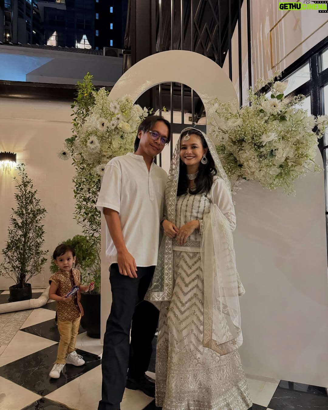 Ezzaty Abdullah - 5.3K Likes - Kita ber Bole Chudiyan semalam. Alhamdulillah tq @numommalaysia @nadmasrom @talksyusu atas pengiktirafan Anugerah Inspirasi Penyusuan semalam. 

Perjalanan menyusukan anak saya mungkin tak sama sgn ibu2 lain. Anak pertama, saya terkena breast abcess sebab Harum taknak direct bf (actually, saya yg kurang ilmu cara menyusukan anak) saya exclusive pump utk Harum. Dgn kekurangan ilmu tentang proses pump susu, saya ade clog duct dekat breast sbb susu tak dipam sampai habis dan terjadi la breast abcess selepas habis pantang 44 hari. Mimpi ngeri tu hanya ibu2 yang pernah merasa je yang tau. 

Anak kedua saya pun sama tak nak direct bf sampai bernanah nipple saya sebab nak paksa anak menyusu. sepanjang pantang 44 hari, 37x saya kena bengkak susu sampai menggigil 1 badan dan 4x pegi hospital/klinik. sakit? Yes! tapi saya cuba juga utk pump susu cuma susu memang tak banyak jadi kena campur dgn fm. 

Anak ketiga ni saya betul2 nekad, hidup dan mati, saya nak juga susukan anak saya. Banyak saya cari ilmu di internet sampai la saya jumpa kaksyud. Baru saya tau, rupanya ade cikgu yang boleh ajarkan kita cara menyusukan anak. struggle sgt mula2 belajar tu. sebab saya tak sama macam ibu2 lain yang mungkin rezeki mereka mudah utk menyusukan anak. Alhamdulillah lepas kaksyud ajar, saya tak pernah kena bengkak susu yg sampai menggigil 1 badan tu, x pernah lagi nipple bernanah/luka. Happy sgt dgn journey menyusukan Armin walaupun ada masa struggle jugak. Org cakap menyusukan baby ni penat, sakit pinggang, x boleh buat kerja langsung. betul! tapi saya happy dapat merasa semua tu. walaupun x boleh nak buat apa2 kerja sebab Armin high demamd baby, sentiasa mengempeng, tapi saya excited sbb pengalaman ni saya tak pernah dpt sebelum2 ni. 

To all bf mum, keep bf your baby and stay strong! ❤️❤️❤️

btw, baju saya dgn Ahmet dari @rentalbollybyas