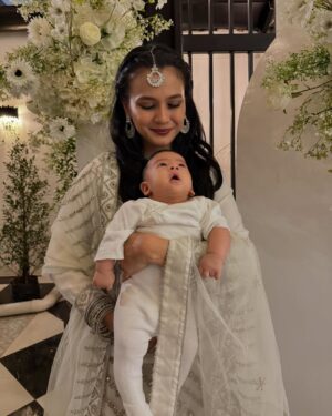 Ezzaty Abdullah Instagram - Kita ber Bole Chudiyan semalam. Alhamdulillah tq @numommalaysia @nadmasrom @talksyusu atas pengiktirafan Anugerah Inspirasi Penyusuan semalam.
Perjalanan menyusukan anak saya mungkin tak sama sgn ibu2 lain. Anak pertama, saya terkena breast abcess sebab Harum taknak direct bf (actually, saya yg kurang ilmu cara menyusukan anak) saya exclusive pump utk Harum. Dgn kekurangan ilmu tentang proses pump susu, saya ade clog duct dekat breast sbb susu tak dipam sampai habis dan terjadi la breast abcess selepas habis pantang 44 hari. Mimpi ngeri tu hanya ibu2 yang pernah merasa je yang tau.
Anak kedua saya pun sama tak nak direct bf sampai bernanah nipple saya sebab nak paksa anak menyusu. sepanjang pantang 44 hari, 37x saya kena bengkak susu sampai menggigil 1 badan dan 4x pegi hospital/klinik. sakit? Yes! tapi saya cuba juga utk pump susu cuma susu memang tak banyak jadi kena campur dgn fm.
Anak ketiga ni saya betul2 nekad, hidup dan mati, saya nak juga susukan anak saya. Banyak saya cari ilmu di internet sampai la saya jumpa kaksyud. Baru saya tau, rupanya ade cikgu yang boleh ajarkan kita cara menyusukan anak. struggle sgt mula2 belajar tu. sebab saya tak sama macam ibu2 lain yang mungkin rezeki mereka mudah utk menyusukan anak. Alhamdulillah lepas kaksyud ajar, saya tak pernah kena bengkak susu yg sampai menggigil 1 badan tu, x pernah lagi nipple bernanah/luka. Happy sgt dgn journey menyusukan Armin walaupun ada masa struggle jugak. Org cakap menyusukan baby ni penat, sakit pinggang, x boleh buat kerja langsung. betul! tapi saya happy dapat merasa semua tu. walaupun x boleh nak buat apa2 kerja sebab Armin high demamd baby, sentiasa mengempeng, tapi saya excited sbb pengalaman ni saya tak pernah dpt sebelum2 ni.
To all bf mum, keep bf your baby and stay strong! ❤️❤️❤️
btw, baju saya dgn Ahmet dari @rentalbollybyas