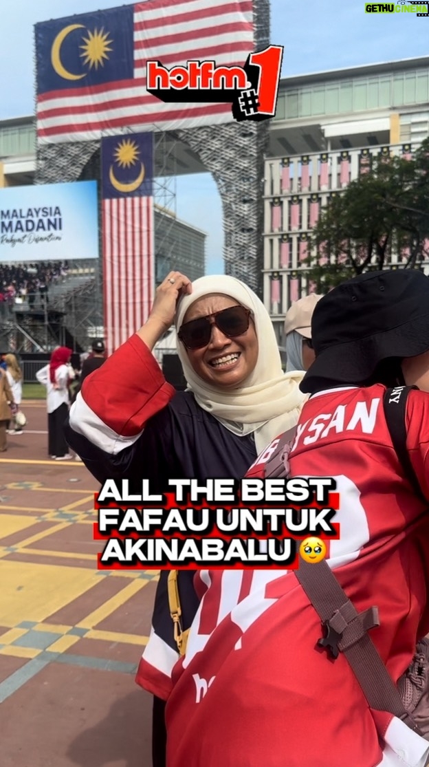 Fara Fauzana - 11K Likes - @therealfafau datang Dataran Putrajaya hari ni untuk tengok Raptai Hari Kebangsaan tau. Tapi ramai betul terjumpa orang, orang pesan all the best untuk daki Gunung Kinabalu lagi. Aaaa nervous laa 🥹

#HotFM #YangHangatDanTerbaik  #ConfirmMalaysia #PalingMalaysia #PalingMalaysiaMPB #AkinabaluFafauKembali