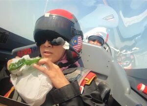 Fara Fauzana Instagram - T I A D A R A S A 

selalunya bila kita fly dalam kapal akan ada kudapan, air , entertianment tak pun kita tido je kan

tapi utk yg ni korang rasa FF tgh buat apaa

1) Makan nasi lemak

2) tengah tengok tu bubur ke .. muuu 😂

3) tarik nafas utk extra oksigen

jap! kenapa nampak kapten mcm sengih je bila saya pegang plastik 😅

ita only 20mins fly tp rasa lamaaaa sebb Kapt buat acrobatic pusing naik atas mcm roket then menjunam semualah

had a good experience with Kapt Datuk Halim @datohalimothman terima kasih atas peluang ini. miga saya dapat PELUANG KEDUA

boleh buat lagi tp dgn  @jozlynnhanania @ag_azmeer @khairykj tengok dorang buang apa dlm plastik tu 😅

#farafauzana
#krisakti
#aerobatics 
#bilafafauterbang