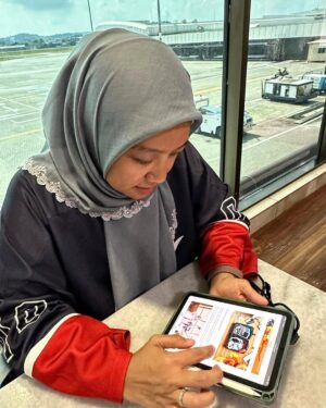 Fara Fauzana Instagram - F I R E F L Y Z 

incase ada yg tanya apa maksud? FF akan jawab 🥰

Fara dah sampai Subang Airport untuk ke Kota Kinabalu. 

I nak check tiket incase nak tukar then terus check in

Ramah dan tersenyum staff di kaunter

Experience dengan Firefly memang best, ada free in flight refreshments!

Free 10kg beg check in, yeay!!

Layan website Firefly cepat

You tak nak join I ke?

Zee you soon 

#farafauzana
#bilafafautravel
#FireflyAirlines
#FlyWithFirefly 
#HotFM
#BekpesHotTawanPuncakKinabalu 
#BekpesOnTop 
#BekpesKinabalu
#playlistkinabalubekpeshot