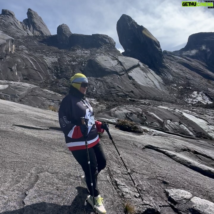 Fara Fauzana - 9.3K Likes - F F B R E A K T H R U 

kurang setahun, FF pun rak sangka akan kembali ke Akinabalu
Takde plan just perasaan rasa rindu dan nak mencuba lagi untuk sampai ke puncak 
Tak kira la puncak rendah atau puncak tertinggi 
Yang pasti berada di atas tu FF dah mengatai setiap halangan dalam diri ini terutama apa yg berlaku pd Nov 2024

Tq team @gardenia_kl  pastikan TENAGA kami sentiasa ada. Tgk je laa jalan nak ke puncak tu memang perlukan makanan BERKHASIAT. Betul laa mereka cakap , nasib time naik tu gelap hahaha kalau cerah mau yg ramai patah balik 😅

Nota : tag kawan2 korang yg nak naik sekali kalau diberi peluang naik ke Gunung Kinabalu

#farafauzana
#bilafafaurepeatkinabalu 
#bekpeshotfmtawangunungkinabalupart2 
#gardeniabreakthru