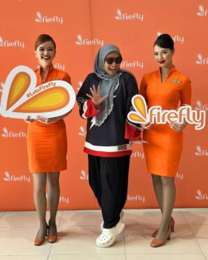 Fara Fauzana Instagram - F I R E F L Y Z 

incase ada yg tanya apa maksud? FF akan jawab 🥰

Fara dah sampai Subang Airport untuk ke Kota Kinabalu. 

I nak check tiket incase nak tukar then terus check in

Ramah dan tersenyum staff di kaunter

Experience dengan Firefly memang best, ada free in flight refreshments!

Free 10kg beg check in, yeay!!

Layan website Firefly cepat

You tak nak join I ke?

Zee you soon 

#farafauzana
#bilafafautravel
#FireflyAirlines
#FlyWithFirefly 
#HotFM
#BekpesHotTawanPuncakKinabalu 
#BekpesOnTop 
#BekpesKinabalu
#playlistkinabalubekpeshot