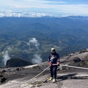 Fara Fauzana Instagram - F F B R E A K T H R U 

kurang setahun, FF pun rak sangka akan kembali ke Akinabalu
Takde plan just perasaan rasa rindu dan nak mencuba lagi untuk sampai ke puncak 
Tak kira la puncak rendah atau puncak tertinggi 
Yang pasti berada di atas tu FF dah mengatai setiap halangan dalam diri ini terutama apa yg berlaku pd Nov 2024

Tq team @gardenia_kl  pastikan TENAGA kami sentiasa ada. Tgk je laa jalan nak ke puncak tu memang perlukan makanan BERKHASIAT. Betul laa mereka cakap , nasib time naik tu gelap hahaha kalau cerah mau yg ramai patah balik 😅

Nota : tag kawan2 korang yg nak naik sekali kalau diberi peluang naik ke Gunung Kinabalu

#farafauzana
#bilafafaurepeatkinabalu 
#bekpeshotfmtawangunungkinabalupart2 
#gardeniabreakthru