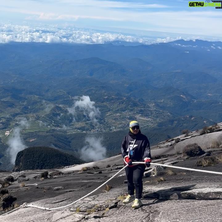 Fara Fauzana - 9.3K Likes - F F B R E A K T H R U 

kurang setahun, FF pun rak sangka akan kembali ke Akinabalu
Takde plan just perasaan rasa rindu dan nak mencuba lagi untuk sampai ke puncak 
Tak kira la puncak rendah atau puncak tertinggi 
Yang pasti berada di atas tu FF dah mengatai setiap halangan dalam diri ini terutama apa yg berlaku pd Nov 2024

Tq team @gardenia_kl  pastikan TENAGA kami sentiasa ada. Tgk je laa jalan nak ke puncak tu memang perlukan makanan BERKHASIAT. Betul laa mereka cakap , nasib time naik tu gelap hahaha kalau cerah mau yg ramai patah balik 😅

Nota : tag kawan2 korang yg nak naik sekali kalau diberi peluang naik ke Gunung Kinabalu

#farafauzana
#bilafafaurepeatkinabalu 
#bekpeshotfmtawangunungkinabalupart2 
#gardeniabreakthru
