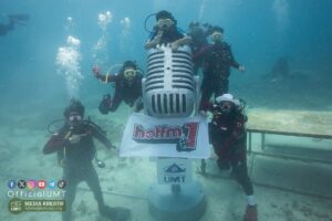 Fara Fauzana Instagram - Job done!
After almost 9 months of planning… here we go! 
On 15 August 2025, #BekpesHot made history as the First and Deepest Outdoor Underwater Live Radio Broadcast in Open Sea by Radio Personalities. Officially recognized in the ASEAN Records!

Big salute to our PASKAL — @khairykj , @jozlynnhanania, @therealfafau & @ag_azmeer who dove deep to make radio history.

This wasn’t an easy task, and it only happened because of the amazing Hot FM team:

Pasukan Jerung Laut & Jerung Darat:

@fazlyanaa & @ijalazhar – masterminds behind the content   keeping the show on track.

@jibrilazim_, Ayed, Haiqal & @_zufaraniq – the solid ground & logistics crew.

@shahirsubari – tukang picit partners and media.

@supr.pop & @ilancore_ – creative eyes behind the promos & video edits.

@ying_yi17 – ensuring client commitments delivered.

@ajri__ & @ftn.syfqh – Hot FM min, pushing socials pre-during-post campaign.

@faizalyaacob & @lokman_elias – technical heroes sending underwater audio to studio.

Studio team: @syaddyzd, @rajanadia, @syedfazeelshah & @_jimmy188 – received the audio and keeping the broadcast clean on air.

Partners and client who made it possible. Without you, no way this would happen.

UMT – training, license, equipment & tiptop hospitality.

UTK – access to assets that allowed us to go on air underwater.

Maritim Malaysia – keeping us safe during this crazy idea.

IST - For the superb Skuba equipments for our talent and crews. 

Venticare - for the custom dive suit. Merah menyala! 

Gardenia – Best buns & full support as sponsor.

You guys turned the impossible into reality.

This is not just radio.
This is Hot FM making waves.

Sampai jumpa di acara gila seterusnya Tawan Tawan. 

The chaMPA1on Bekpes Hot Skuba team signing off.

#HotFM #BekpesHotSkuba #ASEANRecords #OpsJerungHotFM #Paskal #chaMPAion
