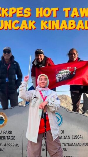 Fara Fauzana Instagram - B I S M I L L A H I M A S Y A L L A H

Petikan abang long @khairykj yg suka2 hati dia in Feb thn ni tau2 14 Nov semua naik Kinabalu

kita kan the only girl heheheh plus ada masalah lutut due to sports injury maka tkleh nak hardcore sangat

dah lama pendam dari @ag_azmeer @jozlynnhanania dan plan dgn bosses betul utk pastikan yg FF hanya akan ke KM2 sahaja

tapi tu laa bila kau mendaki sambil bekerja ni lain sikit aura dia, sampai KM2 Jay & Ji tkde pulak so kena naik lagi sikit utk semua berkumpul dan LIVE sama2

tau2 drama dlm diri sendiri
tau2 kecoh di social media (FF xpegang hp ketika mendaki kecoh rupanya semalaya tgk si papau nangis bahh)
tau2 dah di Laban Rata 

Allahuakhbar 
Alhamdullillah , naik dan turun Kinabalu tanpa sebarang kecederaan selain normal sore di kaki dan hari ni kerja dan berjalan seperti biasa . jalan ketam hari sabtu sampai Ahad jea hahaha 

Terima kasih atas doa utk kami semua. FF rasa ni bukan kejayaan HOTFM tp semua rakyat Malaysia yg support Misi ini. u guys rock!!! ❤️💪🔥

nota : watch till the end. so mcmana? picture last by abangku @azhan_rani 😅🔥🥰

#farafauzana
#bilafafauhiking 
#bekpeshottawanpuncakkinabalu
#playlistkinabalubekpeshot