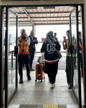 Fara Fauzana Instagram - F I R E F L Y Z 

incase ada yg tanya apa maksud? FF akan jawab 🥰

Fara dah sampai Subang Airport untuk ke Kota Kinabalu. 

I nak check tiket incase nak tukar then terus check in

Ramah dan tersenyum staff di kaunter

Experience dengan Firefly memang best, ada free in flight refreshments!

Free 10kg beg check in, yeay!!

Layan website Firefly cepat

You tak nak join I ke?

Zee you soon 

#farafauzana
#bilafafautravel
#FireflyAirlines
#FlyWithFirefly 
#HotFM
#BekpesHotTawanPuncakKinabalu 
#BekpesOnTop 
#BekpesKinabalu
#playlistkinabalubekpeshot