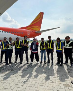 Fara Fauzana Instagram - F I R E F L Y Z 

incase ada yg tanya apa maksud? FF akan jawab 🥰

Fara dah sampai Subang Airport untuk ke Kota Kinabalu. 

I nak check tiket incase nak tukar then terus check in

Ramah dan tersenyum staff di kaunter

Experience dengan Firefly memang best, ada free in flight refreshments!

Free 10kg beg check in, yeay!!

Layan website Firefly cepat

You tak nak join I ke?

Zee you soon 

#farafauzana
#bilafafautravel
#FireflyAirlines
#FlyWithFirefly 
#HotFM
#BekpesHotTawanPuncakKinabalu 
#BekpesOnTop 
#BekpesKinabalu
#playlistkinabalubekpeshot