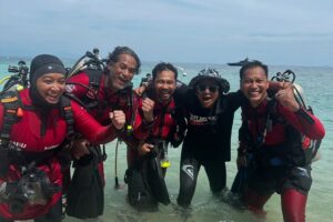 Fara Fauzana Instagram - Job done!
After almost 9 months of planning… here we go! 
On 15 August 2025, #BekpesHot made history as the First and Deepest Outdoor Underwater Live Radio Broadcast in Open Sea by Radio Personalities. Officially recognized in the ASEAN Records!

Big salute to our PASKAL — @khairykj , @jozlynnhanania, @therealfafau & @ag_azmeer who dove deep to make radio history.

This wasn’t an easy task, and it only happened because of the amazing Hot FM team:

Pasukan Jerung Laut & Jerung Darat:

@fazlyanaa & @ijalazhar – masterminds behind the content   keeping the show on track.

@jibrilazim_, Ayed, Haiqal & @_zufaraniq – the solid ground & logistics crew.

@shahirsubari – tukang picit partners and media.

@supr.pop & @ilancore_ – creative eyes behind the promos & video edits.

@ying_yi17 – ensuring client commitments delivered.

@ajri__ & @ftn.syfqh – Hot FM min, pushing socials pre-during-post campaign.

@faizalyaacob & @lokman_elias – technical heroes sending underwater audio to studio.

Studio team: @syaddyzd, @rajanadia, @syedfazeelshah & @_jimmy188 – received the audio and keeping the broadcast clean on air.

Partners and client who made it possible. Without you, no way this would happen.

UMT – training, license, equipment & tiptop hospitality.

UTK – access to assets that allowed us to go on air underwater.

Maritim Malaysia – keeping us safe during this crazy idea.

IST - For the superb Skuba equipments for our talent and crews. 

Venticare - for the custom dive suit. Merah menyala! 

Gardenia – Best buns & full support as sponsor.

You guys turned the impossible into reality.

This is not just radio.
This is Hot FM making waves.

Sampai jumpa di acara gila seterusnya Tawan Tawan. 

The chaMPA1on Bekpes Hot Skuba team signing off.

#HotFM #BekpesHotSkuba #ASEANRecords #OpsJerungHotFM #Paskal #chaMPAion