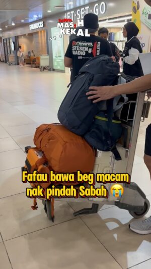 Fara Fauzana Instagram - Tengok la beg @therealfafau bawak datang Sabah guys! Dah macam nak pindah negeri terus. Luggage je dah dua 🤣 Nasib ada dapat backpack dari Anbot jugak. Kalau tak, risau semua ni luggage je dia bawak 😭

Bekpes Hot Tawan Puncak Kinabalu, kolaborasi bersama ANBOT: Port barangan outdoor berkualiti, pengedar rasmi jenama Nakawan dan LNT di Malaysia. 

#BekpesHotTawanPuncakKinabalu #BekpesOnTop #BeskpesKinabalu #AnbotHotFMKinabalu