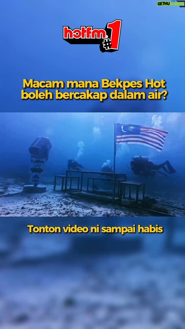 Fara Fauzana - 13.3K Likes - Mesti you guys terfikir kan macam mana Bekpes Hot boleh bercakap dan on air dari dalam air? 

Bekpes Hot bercakap menggunakan alat special dari dasar laut dan audio tu dihantar terus ke studio melalui pusat kawalan audio yang kita set di bot yang ada di atas dasar laut, tak jauh daripada mereka.

#HotFMNo1 #HotFM #BekpesHot #YangHangatDanTerbaik #RadioNo1 #KJjadiDJ #BekpesHotSKUBA #Gardenia #GBKL #PUAZZ