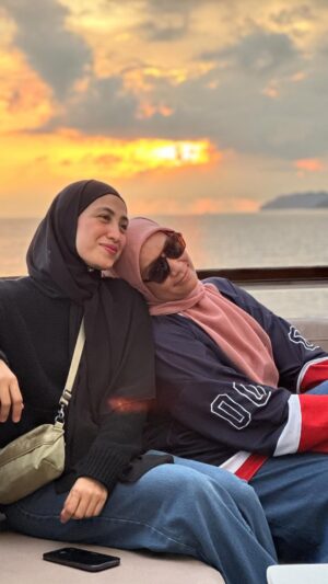 Fara Fauzana Instagram - A T A S I Z I N A L L A H

2nd Sept here i come Akinabalu . . . 

Kalau Allah kata sampai , insyaAllah
kita hanya merancang (walaupun hampir setahun) 
moga pendakian kali ini 
tiada lagi drama 
tiada lagi tangisan
hanya semangat dan doa abang2 , you guys yg baca ni smpai sama2 ke puncak ..

menuju puncak ! gemilang cahaya ...😅
say NO to air mata 😎

nota 1 : yea yea gambar last tu hasil bantuan abg @azhan_rani , doakan saya sampai betul2 tau bang

nota : full video on Youtube @hotfm976 

#farafauzana
#bilafafaumendaki 
#bilafafaurepeatkinabalu 
#kinabalukukembali