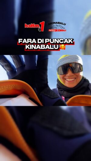 Fara Fauzana Instagram - Kita share moment @therealfafau sampai di Puncak Kinabalu pagi tadi 🥰

You guys ingat tak masa Bekpes Hot Tawan Kinabalu tahun lepas, kita ada buat satu video transition, Jay Jo Ji & Fara letak phone dalam beg di pintu masuk utama Gunung Kinabalu, Timpohon Gate, tapi bila buka balik beg tu, Jay Jo Ji je ada, Fara takde?

Haaa kali ni kita nak remake guys, sebab Fara dah berjaya sampai puncak. Nak tengok tak video transition tu versi Fara pun dah sampai di puncak? 🫣⛰️

#HotFMNo1 #HotFM #BekpesHot #TerbaikSentiasaHangat #RadioNo1 #KJjadiDJ #AkinabaluFafauKembali