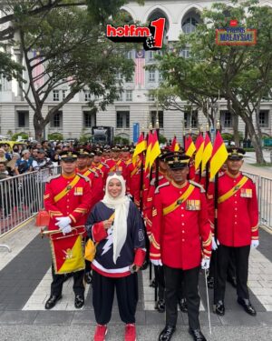 Fara Fauzana Instagram - Ada yang comel tapi bukan kita... Nak tengok siapa comel? Swipe sebelah 👉🏻😍

Sekitar Raptai Hari Kebangsaan di Dataran Putrajaya hari ini. 

#HotFM #YangHangatDanTerbaik  #ConfirmMalaysia #PalingMalaysia #PalingMalaysiaMPB