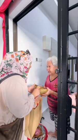 Fara Fauzana Instagram - G O N G X I F A C A I

seronok bila jumpa Aunty Irene di Melaka katanya rindu 
seronok bila Aunty Irene dengar @hotfm976 since 2007
seronok bila Aunty Irene masih kenal FF 

you guys ke mana je cuti?