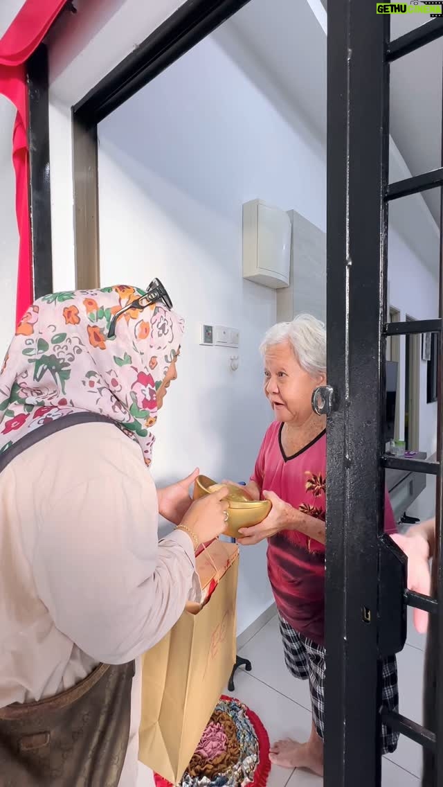 Fara Fauzana - 10.4K Likes - G O N G X I F A C A I

seronok bila jumpa Aunty Irene di Melaka katanya rindu 
seronok bila Aunty Irene dengar @hotfm976 since 2007
seronok bila Aunty Irene masih kenal FF 

you guys ke mana je cuti?