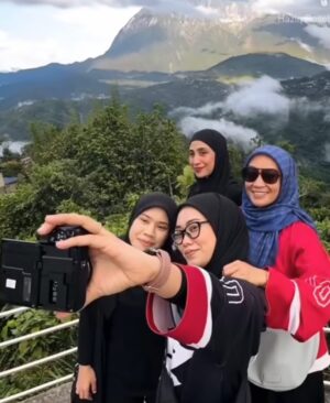 Fara Fauzana Instagram - K I N A B A L U K U K E M B A L I

Orang dan lagu dalam posting ni punca semangat ini masih ada

Kalau korang tak percaya saya pun sama

Tapi saya pasti gagal sekali boleh bangkit kembali 

Ada yg naik on 2nd Sept ni? Kalau selisih tegur tau

#farafauzana
#bilafafaumendaki
#bilafafaurepeatkinabalu
#kinabalukukembali