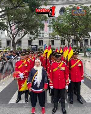 Fara Fauzana Instagram - Ada yang comel tapi bukan kita... Nak tengok siapa comel? Swipe sebelah 👉🏻😍

Sekitar Raptai Hari Kebangsaan di Dataran Putrajaya hari ini. 

#HotFM #YangHangatDanTerbaik  #ConfirmMalaysia #PalingMalaysia #PalingMalaysiaMPB