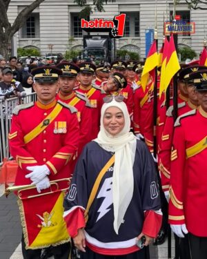 Fara Fauzana Instagram - Ada yang comel tapi bukan kita... Nak tengok siapa comel? Swipe sebelah 👉🏻😍

Sekitar Raptai Hari Kebangsaan di Dataran Putrajaya hari ini. 

#HotFM #YangHangatDanTerbaik  #ConfirmMalaysia #PalingMalaysia #PalingMalaysiaMPB