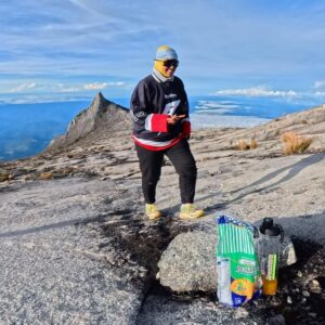 Fara Fauzana Instagram - F F B R E A K T H R U 

kurang setahun, FF pun rak sangka akan kembali ke Akinabalu
Takde plan just perasaan rasa rindu dan nak mencuba lagi untuk sampai ke puncak 
Tak kira la puncak rendah atau puncak tertinggi 
Yang pasti berada di atas tu FF dah mengatai setiap halangan dalam diri ini terutama apa yg berlaku pd Nov 2024

Tq team @gardenia_kl  pastikan TENAGA kami sentiasa ada. Tgk je laa jalan nak ke puncak tu memang perlukan makanan BERKHASIAT. Betul laa mereka cakap , nasib time naik tu gelap hahaha kalau cerah mau yg ramai patah balik 😅

Nota : tag kawan2 korang yg nak naik sekali kalau diberi peluang naik ke Gunung Kinabalu

#farafauzana
#bilafafaurepeatkinabalu 
#bekpeshotfmtawangunungkinabalupart2 
#gardeniabreakthru