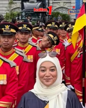Fara Fauzana Instagram - Ada yang comel tapi bukan kita... Nak tengok siapa comel? Swipe sebelah 👉🏻😍

Sekitar Raptai Hari Kebangsaan di Dataran Putrajaya hari ini. 

#HotFM #YangHangatDanTerbaik  #ConfirmMalaysia #PalingMalaysia #PalingMalaysiaMPB
