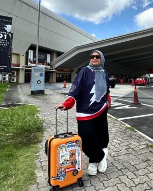 Fara Fauzana Instagram - F I R E F L Y Z 

incase ada yg tanya apa maksud? FF akan jawab 🥰

Fara dah sampai Subang Airport untuk ke Kota Kinabalu. 

I nak check tiket incase nak tukar then terus check in

Ramah dan tersenyum staff di kaunter

Experience dengan Firefly memang best, ada free in flight refreshments!

Free 10kg beg check in, yeay!!

Layan website Firefly cepat

You tak nak join I ke?

Zee you soon 

#farafauzana
#bilafafautravel
#FireflyAirlines
#FlyWithFirefly 
#HotFM
#BekpesHotTawanPuncakKinabalu 
#BekpesOnTop 
#BekpesKinabalu
#playlistkinabalubekpeshot