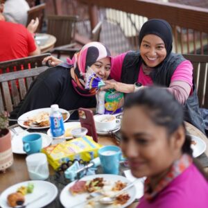 Fara Fauzana Instagram - F F B R E A K T H R U 

kurang setahun, FF pun rak sangka akan kembali ke Akinabalu
Takde plan just perasaan rasa rindu dan nak mencuba lagi untuk sampai ke puncak 
Tak kira la puncak rendah atau puncak tertinggi 
Yang pasti berada di atas tu FF dah mengatai setiap halangan dalam diri ini terutama apa yg berlaku pd Nov 2024

Tq team @gardenia_kl  pastikan TENAGA kami sentiasa ada. Tgk je laa jalan nak ke puncak tu memang perlukan makanan BERKHASIAT. Betul laa mereka cakap , nasib time naik tu gelap hahaha kalau cerah mau yg ramai patah balik 😅

Nota : tag kawan2 korang yg nak naik sekali kalau diberi peluang naik ke Gunung Kinabalu

#farafauzana
#bilafafaurepeatkinabalu 
#bekpeshotfmtawangunungkinabalupart2 
#gardeniabreakthru