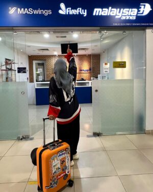 Fara Fauzana Instagram - F I R E F L Y Z 

incase ada yg tanya apa maksud? FF akan jawab 🥰

Fara dah sampai Subang Airport untuk ke Kota Kinabalu. 

I nak check tiket incase nak tukar then terus check in

Ramah dan tersenyum staff di kaunter

Experience dengan Firefly memang best, ada free in flight refreshments!

Free 10kg beg check in, yeay!!

Layan website Firefly cepat

You tak nak join I ke?

Zee you soon 

#farafauzana
#bilafafautravel
#FireflyAirlines
#FlyWithFirefly 
#HotFM
#BekpesHotTawanPuncakKinabalu 
#BekpesOnTop 
#BekpesKinabalu
#playlistkinabalubekpeshot