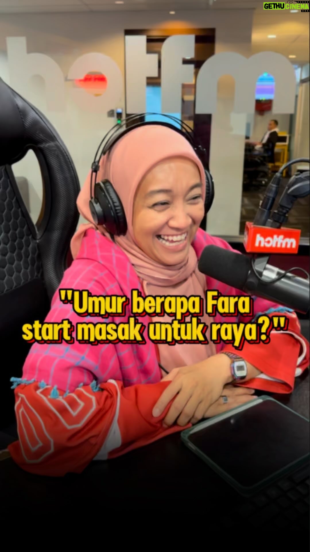 Fara Fauzana - 7.2K Likes - Biasanya Bekpes Hot banyak tanya soalan kat you guys kalau you guys call kan? Kali ni yang call pulak tanya soalan kat Fafau. Soalan menjerat pulak tu 🤣 

Kalau you guys, start buat kerja rumah masa umur berapa? 

#HotFM #BekpesHot #YangHangatDanTerbaik #RadioNo1 #KJjadiDJ