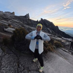Fara Fauzana Instagram - F F B R E A K T H R U 

kurang setahun, FF pun rak sangka akan kembali ke Akinabalu
Takde plan just perasaan rasa rindu dan nak mencuba lagi untuk sampai ke puncak 
Tak kira la puncak rendah atau puncak tertinggi 
Yang pasti berada di atas tu FF dah mengatai setiap halangan dalam diri ini terutama apa yg berlaku pd Nov 2024

Tq team @gardenia_kl  pastikan TENAGA kami sentiasa ada. Tgk je laa jalan nak ke puncak tu memang perlukan makanan BERKHASIAT. Betul laa mereka cakap , nasib time naik tu gelap hahaha kalau cerah mau yg ramai patah balik 😅

Nota : tag kawan2 korang yg nak naik sekali kalau diberi peluang naik ke Gunung Kinabalu

#farafauzana
#bilafafaurepeatkinabalu 
#bekpeshotfmtawangunungkinabalupart2 
#gardeniabreakthru