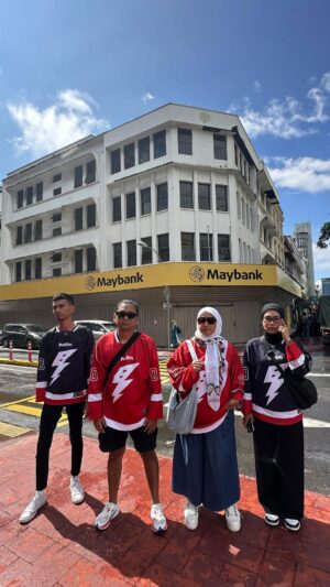 Fara Fauzana Instagram - S E M U A S A M A

Baju yg kami dok pakai ni bukan baju official HOTFM tp baju ice hockey colab dengan @bobbysansupply 

ramai tanya tak panas ke? TAK malah selesa bila FF pakai time turun dari Laban Rata ke Timpohon Gate. itu pun pinjam baju Johan hahahah 

biasa FF akan pakai baju size XL tp masa pinjam baju Johan, baju dia size M.. so ikut style yg korang nak. XL labuh sikit dan longgar itu je ☺️

moga membantu utk mereka yg bertanya .. saya bukan agent tau hahahah checkout @bobbysansupply skrgggg 

nota : lagu Lemak Manis another playlist Bekpes Gunung Kinabalu 2025 ..

#farafauzana
#bilafafautravel
#playlistkinabalubekpeshot