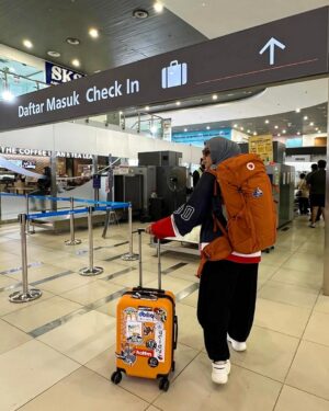 Fara Fauzana Instagram - F I R E F L Y Z 

incase ada yg tanya apa maksud? FF akan jawab 🥰

Fara dah sampai Subang Airport untuk ke Kota Kinabalu. 

I nak check tiket incase nak tukar then terus check in

Ramah dan tersenyum staff di kaunter

Experience dengan Firefly memang best, ada free in flight refreshments!

Free 10kg beg check in, yeay!!

Layan website Firefly cepat

You tak nak join I ke?

Zee you soon 

#farafauzana
#bilafafautravel
#FireflyAirlines
#FlyWithFirefly 
#HotFM
#BekpesHotTawanPuncakKinabalu 
#BekpesOnTop 
#BekpesKinabalu
#playlistkinabalubekpeshot