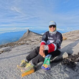 Fara Fauzana Instagram - F F B R E A K T H R U 

kurang setahun, FF pun rak sangka akan kembali ke Akinabalu
Takde plan just perasaan rasa rindu dan nak mencuba lagi untuk sampai ke puncak 
Tak kira la puncak rendah atau puncak tertinggi 
Yang pasti berada di atas tu FF dah mengatai setiap halangan dalam diri ini terutama apa yg berlaku pd Nov 2024

Tq team @gardenia_kl  pastikan TENAGA kami sentiasa ada. Tgk je laa jalan nak ke puncak tu memang perlukan makanan BERKHASIAT. Betul laa mereka cakap , nasib time naik tu gelap hahaha kalau cerah mau yg ramai patah balik 😅

Nota : tag kawan2 korang yg nak naik sekali kalau diberi peluang naik ke Gunung Kinabalu

#farafauzana
#bilafafaurepeatkinabalu 
#bekpeshotfmtawangunungkinabalupart2 
#gardeniabreakthru