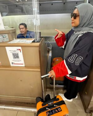 Fara Fauzana Instagram - F I R E F L Y Z 

incase ada yg tanya apa maksud? FF akan jawab 🥰

Fara dah sampai Subang Airport untuk ke Kota Kinabalu. 

I nak check tiket incase nak tukar then terus check in

Ramah dan tersenyum staff di kaunter

Experience dengan Firefly memang best, ada free in flight refreshments!

Free 10kg beg check in, yeay!!

Layan website Firefly cepat

You tak nak join I ke?

Zee you soon 

#farafauzana
#bilafafautravel
#FireflyAirlines
#FlyWithFirefly 
#HotFM
#BekpesHotTawanPuncakKinabalu 
#BekpesOnTop 
#BekpesKinabalu
#playlistkinabalubekpeshot
