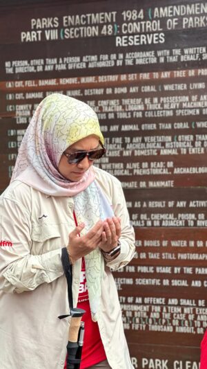 Fara Fauzana Instagram - K E N A N G A N T E R I N D A H 

ni antara playlist Kinabalu Bekpes Hotfm

Tapiii kenapaa hujung tu terindah utk stgh orang jeaaaa @jozlynnhanania 🔥🔥🫣😜🤪

tudung FF boleh check out www.nanahazam.com atau stalk @sisterhoodbynm by @nanamahazan 

Tshirt Merah by @amazingborneo 

Baju lengan panjang yg selesa / seluar / tongkat/ kasut Ozlyn by @anbotstore 

kasut FF all the way up and down Kinabalu by @voltra.pro (moga dapat la kasut kuning dan pink tu 🔥😅)

nota : share kenangan terindah korang naik gunung / naik bukit / naik angin 🤣🤣

#farafauzana
#bilafafautravel 
#HotFM
#BekpesHotTawanPuncakKinabalu 
#BekpesOnTop 
#BekpesKinabalu
#playlistkinabalubekpeshot