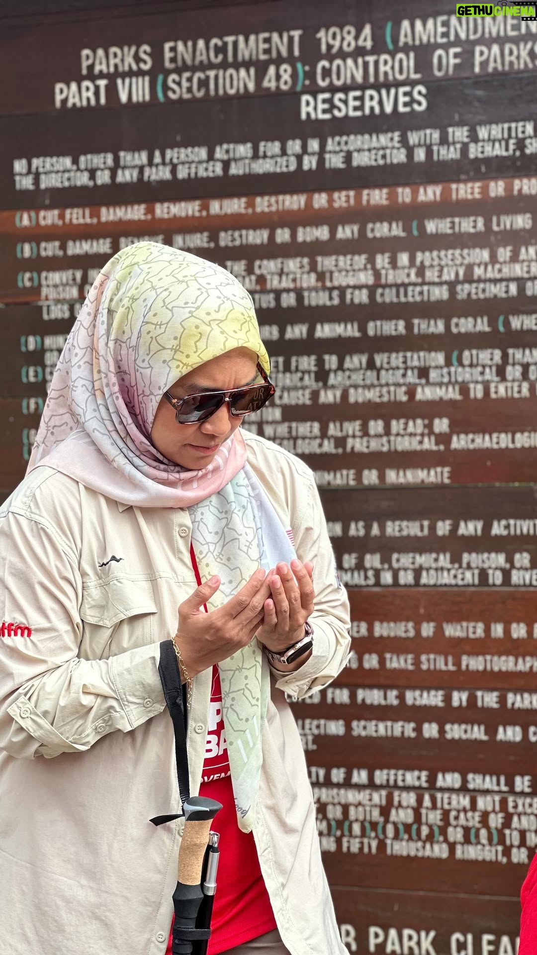 Fara Fauzana - 15.8K Likes - K E N A N G A N T E R I N D A H 

ni antara playlist Kinabalu Bekpes Hotfm

Tapiii kenapaa hujung tu terindah utk stgh orang jeaaaa @jozlynnhanania 🔥🔥🫣😜🤪

tudung FF boleh check out www.nanahazam.com atau stalk @sisterhoodbynm by @nanamahazan 

Tshirt Merah by @amazingborneo 

Baju lengan panjang yg selesa / seluar / tongkat/ kasut Ozlyn by @anbotstore 

kasut FF all the way up and down Kinabalu by @voltra.pro (moga dapat la kasut kuning dan pink tu 🔥😅)

nota : share kenangan terindah korang naik gunung / naik bukit / naik angin 🤣🤣

#farafauzana
#bilafafautravel 
#HotFM
#BekpesHotTawanPuncakKinabalu 
#BekpesOnTop 
#BekpesKinabalu
#playlistkinabalubekpeshot