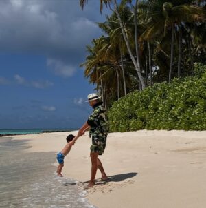 Farah Hadi Instagram - مشيني حدك مشيني 🩵🏝️
#فرح_الهادي #عقيل_الرئيسي #ادم_الرئيسي #نوح_الرئيسي #summer #family #mybaby
