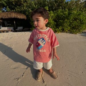 Farah Hadi Instagram - مشيني حدك مشيني 🩵🏝️
#فرح_الهادي #عقيل_الرئيسي #ادم_الرئيسي #نوح_الرئيسي #summer #family #mybaby