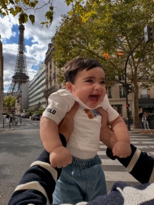 Farah Hadi Instagram - تحسونا ؟ 🥐🍞
#عقيل_الرئيسي #فرح_الهادي #ادم_الرئيسي #نوح_الرئيسي #باريس #paris #travels