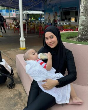 Farah Nabilah Instagram - 🧱💃🏼🪩✨🎢