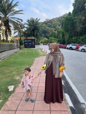 Farah Nabilah Instagram - Not always here, not always gone — but always exactly where I’m meant to be. 💖 #august
Printed tudungs all from @loulia.my ✨