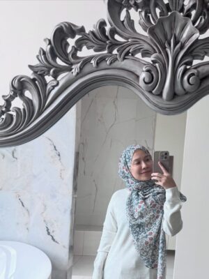 Farah Nabilah Instagram - Not always here, not always gone — but always exactly where I’m meant to be. 💖 #august
Printed tudungs all from @loulia.my ✨