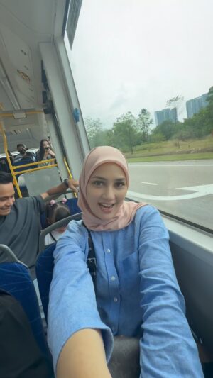 Fasha Sandha Instagram - Kisah perjalanan kami dari Johor Bahru menaiki bas ke Singapore 🇸🇬
Syukur Alhamdulillah 🥹 satu pengalaman indah…. Lepas tu sampai hotel make up sendiri laju2 (8 menit je) lepas tu terus ke konsert The Next wave. Terkejut 🥹 Rasa nak nangis, tokti suprised wish on stage dengan seluruh dewan. Love tokti and Love Singapore 🇸🇬 Terima kasih atas doa doa semua orang utk suami saya on his bday. MasyaAllah tokti. Semua terpegun dengan u. Cantik betul!!, sepanjang konsert suara lunak merdu. That was a truly magical performance, thank you Tokti. kami akan terus menyokong dulu kini dan selamanya 🫶🌸