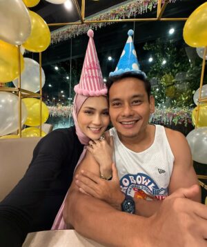 Fasha Sandha Instagram - Selamat ulang tahun sayangku .
8 tahun dah sambut hari lahir bersama. 🥺❤️ Time really flies. We love you ayah, sihat tubuh badan selalu sayang, dan sukses dunia akhirat.terima kasih kerana menerima kekurangan dan kelebihan i. I love you my husband. Tahun ni sambut berdua je jam 12 ❤️🫶 cara sederhana , cara kita ❤️🌸🫶🥹