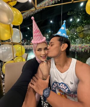 Fasha Sandha Instagram - Selamat ulang tahun sayangku .
8 tahun dah sambut hari lahir bersama. 🥺❤️ Time really flies. We love you ayah, sihat tubuh badan selalu sayang, dan sukses dunia akhirat.terima kasih kerana menerima kekurangan dan kelebihan i. I love you my husband. Tahun ni sambut berdua je jam 12 ❤️🫶 cara sederhana , cara kita ❤️🌸🫶🥹